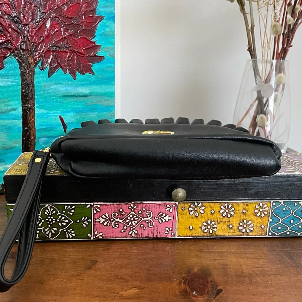 3/25$ 🛒 Ruffled-edge Wrislet Purse - Picture 8 of 11